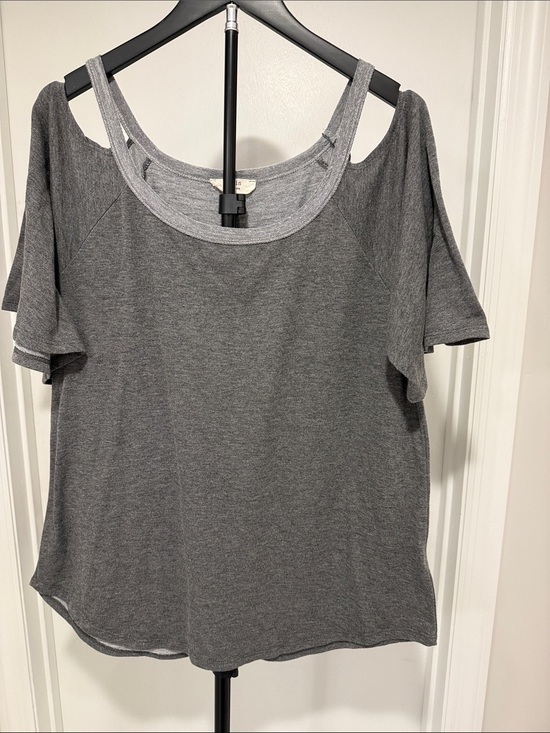 a.gain Tops - Women's Short-Sleeve Cold-Shoulder Tee in Charcoal Gray